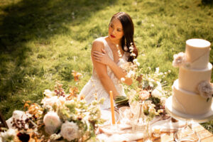 Idées de mariage en plein air naturel avec des fleurs sauvages abondantes