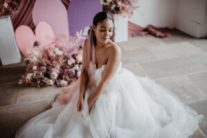 Idées de mariage rose moderne avec de jolies robes et des cœurs découpés