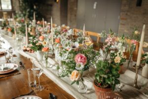 Idées estivales jolies et florales de mariage rose et abricot