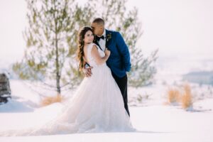 Inspiration de mariage aux tons de bijoux vibrants