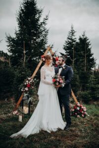 Inspiration de mariage de ferme d'arbre de Noël festif en rouge et vert