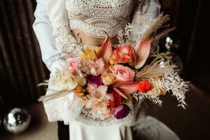 Inspiration de mariage de grange rétro Boho coloré