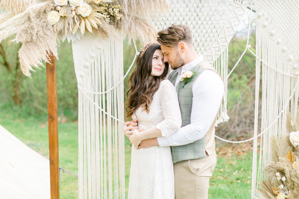 Inspiration de mariage de printemps bohème en jaune avec réception de tente Bell