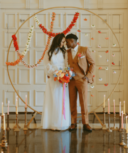 Inspiration de mariage de printemps, mais faites-le sur le thème des années 70