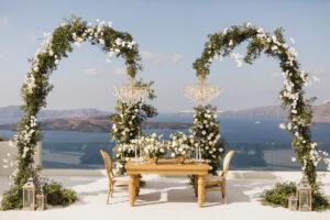 Inspiration de mariage vert et blanc à Santorin, Grèce