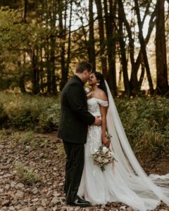 Inspo de mariage vert forêt: robes verdoyantes, décor et plus