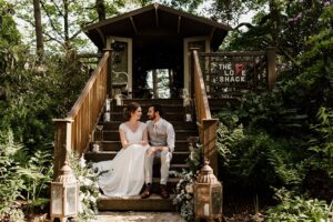 Jolie cabane d'amour rose et grise avec festin de pique-nique