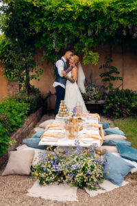 Jolies idées de mariage bleu et jaune avec des fleurs sauvages et