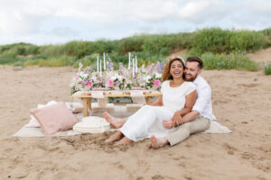 Jolies idées de mariage de pique-nique de plage d'été dans des tons pastel