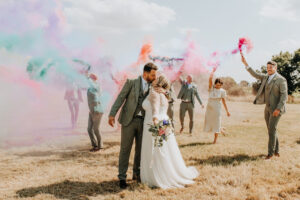 Joyeux et amusant mariage dans une grange rustique d'été