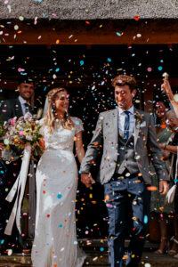 Joyeux mariage coloré et fait à la main dans un pub Oxfordshire