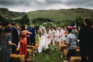 Justin Alexander Glamour pour le mariage bohème de Faye & Hugo dans le Peak District