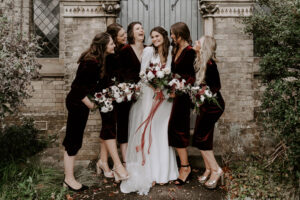 Kathryn en Pronovias à manches longues pour son mariage d'hiver à la maison