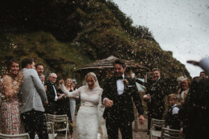 Katie en Yolan Cris pour son mariage Tunnels Beaches dans le Devon |  J'aime ma robe®