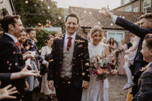 Lauren dans Rembo Styling pour son mariage rempli de fleurs en novembre |  J'aime ma robe®