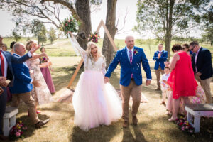 Le jour du mariage lumineux et fantaisiste de Courtney et Chad !