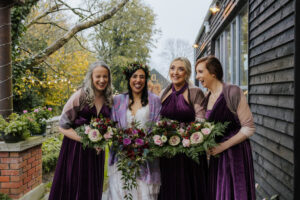 Le mariage coloré d'Hannah et Eoghan au Village Barn