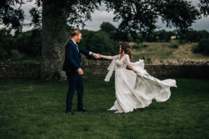 Le mariage fantaisiste d'Eoin et Paulina dans la forêt