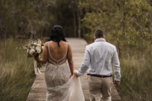 Le mariage glorieux d'Amy et Katie dans le jardin à Port Stephens