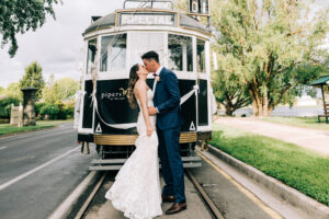 Le mariage intemporel de Scarlett et Zac avec un tramway vintage