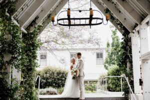 Le mariage moderne de Chelsea et Lachie avec des vibrations rustiques détendues