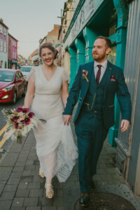 Le plaisir d'un mariage Art déco prend vie dans un théâtre : Roisin & Chris