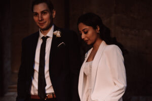Leena dans Made With Love Bridal pour son mariage d'hiver intime et glamour à la Bodleian Library |  J'aime ma robe®