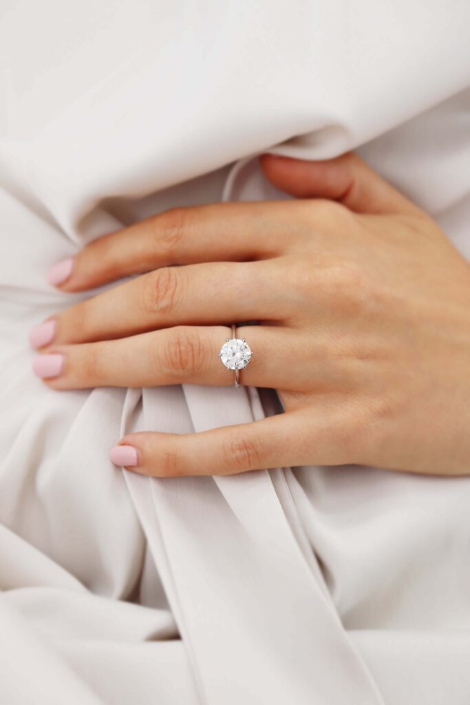 Bague De Fiançailles 3 Pierres En Moissanite - 2.30 Carats, Plaqué Or Blanc 14K, Taille Personnalisable