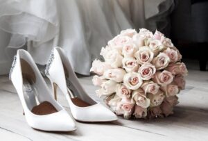Les chaussures blanches de mariage que vous ajouterez à votre liste