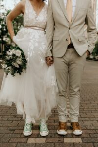 Les codes vestimentaires de mariage expliqués : ce qu'ils signifient et pourquoi c'est important