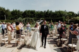 Les grands mariages sont de retour, selon une nouvelle enquête weddingsonline