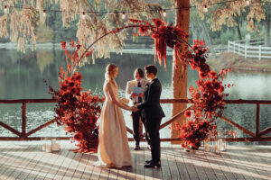 cérémonie de mariage d'automne en plein air