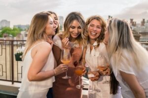 Les meilleures idées de cadeaux d'hôtesse de douche de mariage