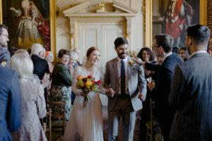 Louise, en Caroline Takvorian, pour son mariage printanier moderne et élégant à Giles House dans le Dorset |  J'aime ma robe®