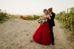 Mariage Boho Vineyard en Italie avec une robe de mariée rouge