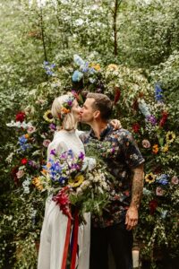 Mariage Hippy-Vibe Tiny Forest Glen Dye et cérémonie humaniste