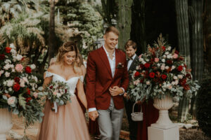 Mariage à destination de Taormina bordeaux et robe de mariée rose