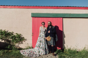 Mariage amusant et économique avec un décor de bricolage et une robe à fleurs