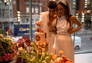 Mariage amusant inspiré des années 70 avec une touche moderne