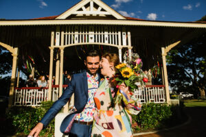 Mariage arc-en-ciel avec une fête d'oreiller surprise