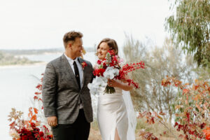 Mariage automnal chaleureux au bord de la plage