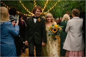 Mariage automnal rustique Woodland Athelington Hall avec des tournesols