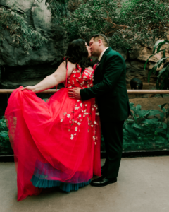 Mariage coloré dans un zoo avec des amis animaux mignons |  Mariée décalée