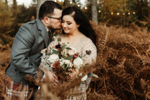Mariage confortable et intime dans la forêt d'automne avec robe perlée