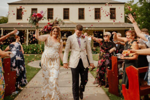 Mariage dans le jardin magique d'Imogen et Simon à Ginninderry Homestead