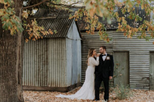 Mariage d'automne au domaine viticole chez Brown Brothers