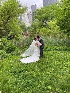 Mariage de Meagan et Andrew sur les pelouses de l'étang, surplombant le pont de Gapstow
