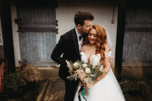 Mariage de Noël chaleureux et rustique en vert et or