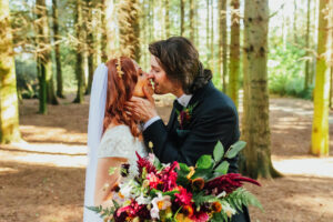 Mariage de conte de fées automnal immersif et sombre dans les bois du Yorkshire