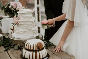 Mariage de conte de fées pluvieux avec des touches de rose